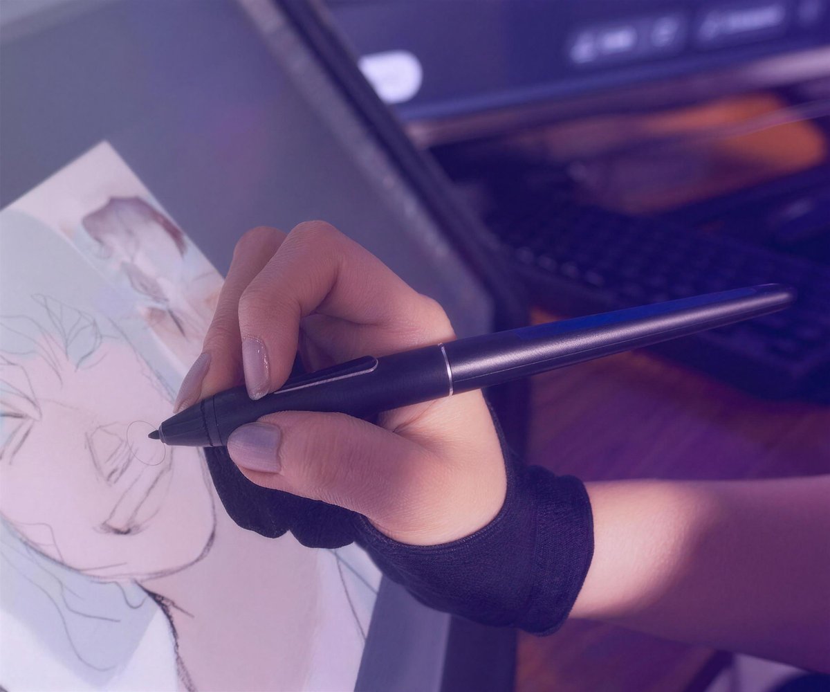 2D artist drawing on a tablet